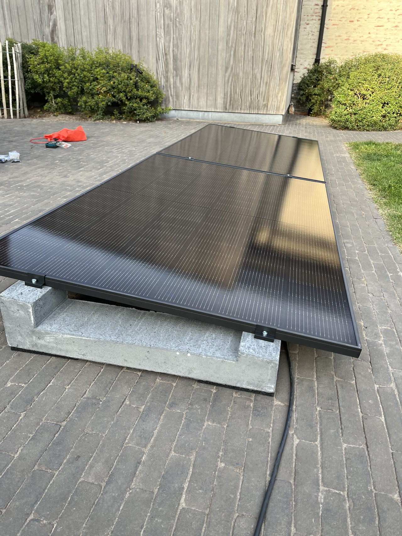 Plug & play zonnepaneel set met 2 panelen, 5 graden hellingshoek
